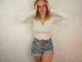 marlenehiske depraved blonde cam girl presents her pussy drilled