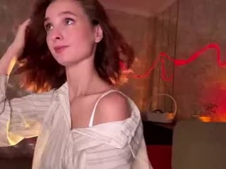 riana_razz blonde cam girl loves her feet showing