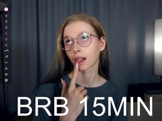 leolakorner sex cam with a horny cute cam girl that's also incredibly naughty