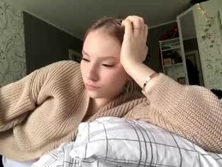 carolynmangen sex cam with a horny cute cam girl that's also incredibly naughty