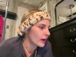 ros3210 cute cam girl makes cumshow and gets her pussy drilled