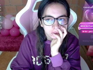 maggie-fox depraved brunette cam girl presents her pussy sodomized