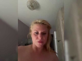 lisa69-mur blonde cam babe in the chatroom offers her holes for banging